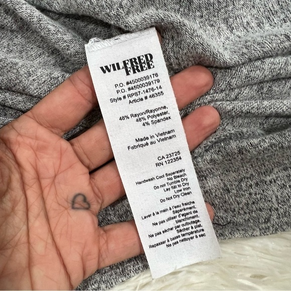 Aritzia Wilfred Free Devinette V-Neck Sweater Top - Picture 9 of 11